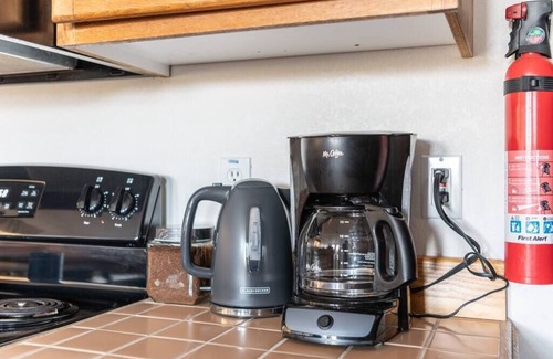 Oyehut-Hogans Corner Condo | Cozy 2 bedroom condo steps away from the beach