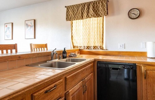 Oyehut-Hogans Corner Condo | Cozy 2 bedroom condo steps away from the beach