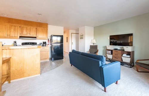 Oyehut-Hogans Corner Condo | Cozy 2 bedroom condo steps away from the beach