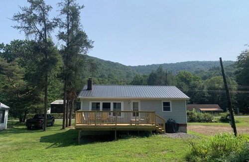Benton Cabin | Cozy 2-bedroom Elk Grove cabin next to Ricketts Glen State Park