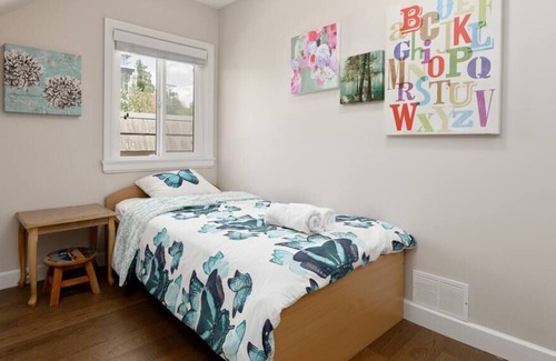Dunbar House | Cozy 2 bedroom home in Vancouver !