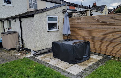 Chessington North and Hook House | Cozy 2 bedroom house