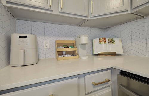 Sherman House | Cozy 2-bedroom house in Sherman with Smart TVs, Kitchen, Fireplace & WiFi
