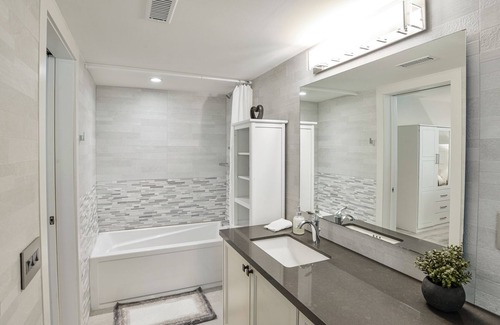 Gravenhurst House | Cozy 2-Bedroom Retreat with Private Entrance at Muskoka Bay Resort.