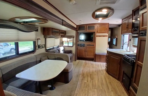 Crystal River House | Cozy 2-bedroom RV in amazing Crystal River with AC, microwave on a large plot