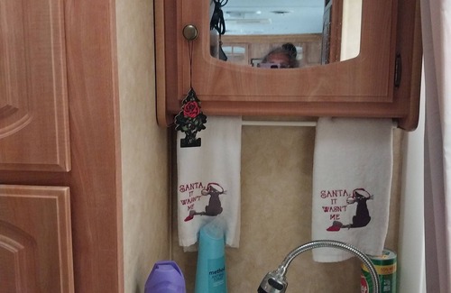 Orange House | Cozy 2-bedroom RV with WiFi, AC in welcoming Orange