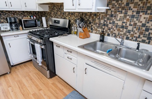 Chicago Lawn Apartment | Cozy 2- bedroom w/patio mins from Midway Airport