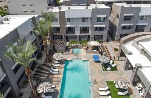 Glendale Sports and Entertainment District Condo | Cozy 2-bedroom with AC, fitness room, WiFi, by Glendale Stadium, free parking