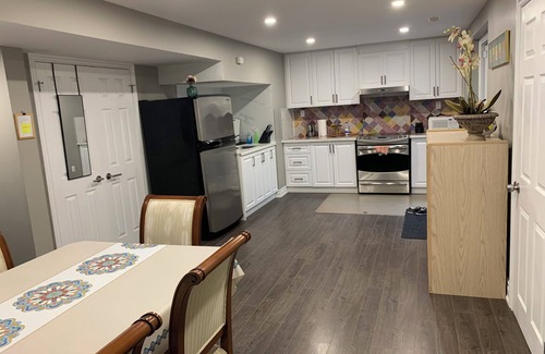 Windfields House | Cozy 2 bedrooms convenient home in York Mills