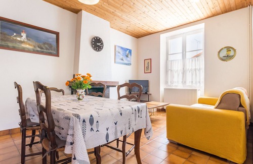 La Bernerie-en-Retz Cottage | Cozy 2-BR Cottage Steps from Beach with Enclosed Garden & Fishing Gear