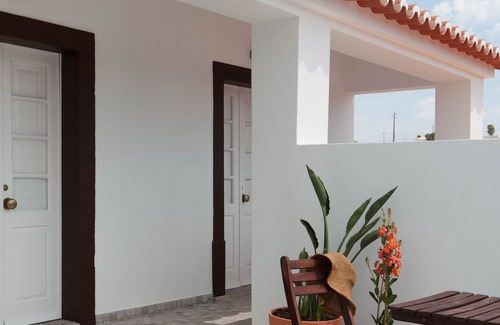 Praia das Macas House | Cozy 2 BR House w/Patio in Azenhas do Mar