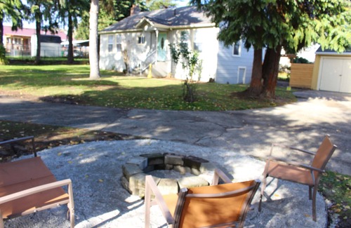 Dunlap House | Cozy 2 BR House w/Large Yard, Near Bus/Light Rail (Airbnb SuperHost)