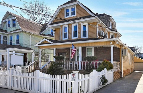 Queens Apartment | Cozy 2-Person Apt Near JFK Airport & Shopping Area for Long Stays