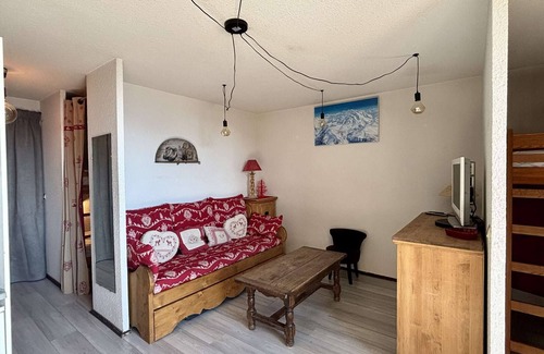 Eclose-Est Apartment | Cozy 2-Room Apartment for 5 with Balcony - Close to Lifts & Shops in Alpe d'Huez