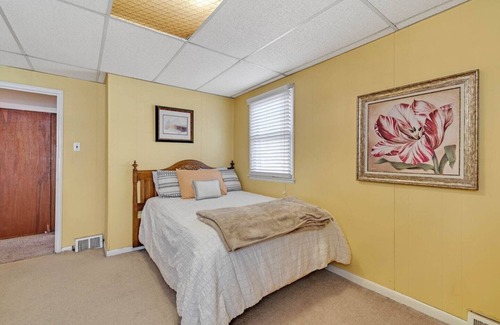 Swarthmorewood House | Cozy 2B/1B by Swarthmore w Driveway!