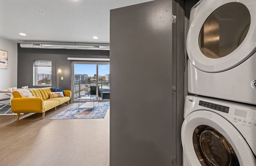 Downtown Des Moines Apartment | Cozy 2B1B w/Coffee, Wi-Fi & Free Parking