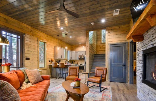 Pickens Cabin | Cozy 2BD Cabin | Hot Tub | Fire Pit | Arcade Table