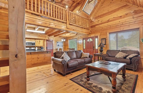 White Oak Lodge Cabin | Cozy 2BD Cabin w/ Hot Tub! Pool Access + Location