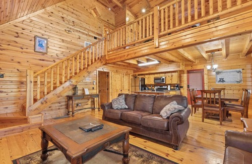 White Oak Lodge Cabin | Cozy 2BD Cabin w/ Hot Tub! Pool Access + Location