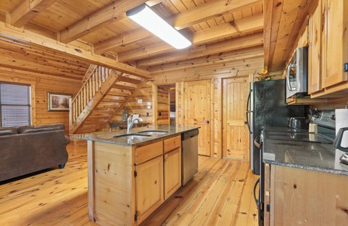 White Oak Lodge Cabin | Cozy 2BD Cabin w/ Hot Tub! Pool Access + Location