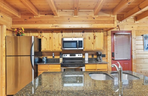 White Oak Lodge Cabin | Cozy 2BD Cabin w/ Hot Tub! Pool Access + Location