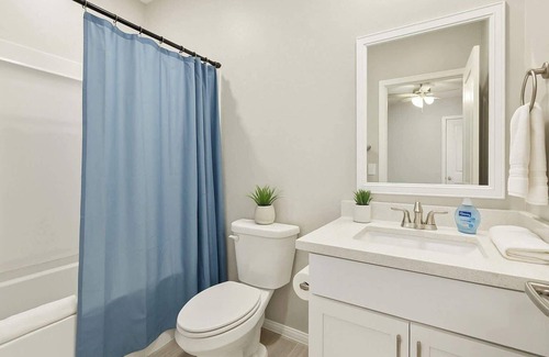 Glendale Apartment | Cozy 2BR | 3Bed | 2Bath | 70" Smart TV | Crib