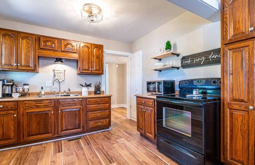 Decatur House | Cozy 2BR Bungalow in the Heart of the Historic District Convenient to Downtown