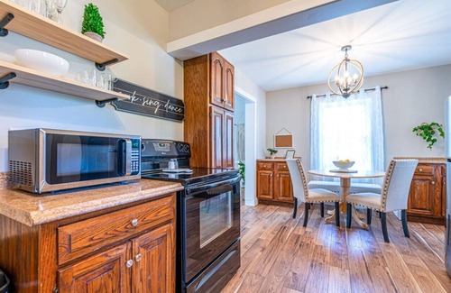 Decatur House | Cozy 2BR Bungalow in the Heart of the Historic District Convenient to Downtown