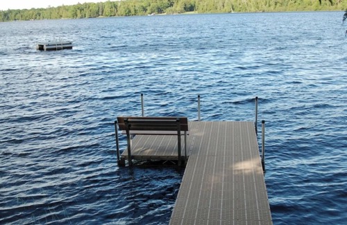 Mercer House | Cozy 2BR Cabin on 450 acre Fisher Lake: Bear Bottom Hideaway!