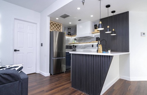 Florida Center Apartment | Cozy 2BR condo, Modern, Best Location (6165)