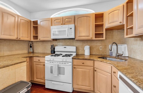 Asbury Park Apartment | Cozy 2BR Guest House - Sleeps 6 - Walk to Asbury Park Beach & Restaurants!