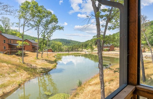Branson Cabin | Cozy 2BR Tall Timbers Cabin Free Tickets, Resort Pools, Fishing Pond & Discount Golf