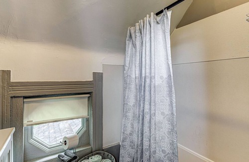 Sheridan Apartment | Cozy 2nd floor apartment