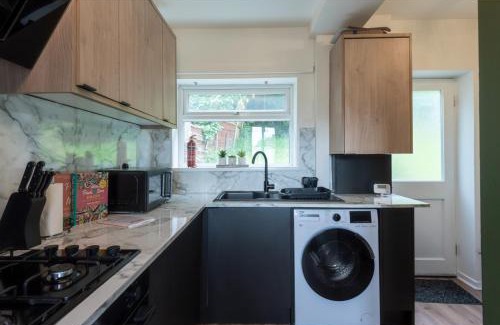 Salford Apartment | Cozy 3 BD House, Perfect for Large Group of 6