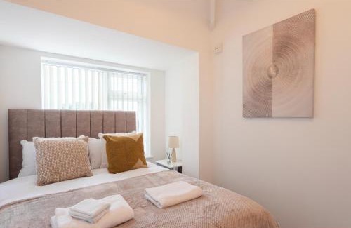 Salford Apartment | Cozy 3 BD House, Perfect for Large Group of 6