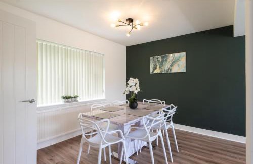 Salford Apartment | Cozy 3 BD House, Perfect for Large Group of 6