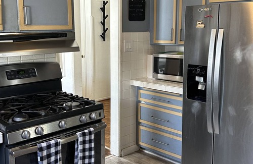 Gardena House | Cozy 3 bdrm house centrally located to Beaches, LAX, Disneyland and Hollywood