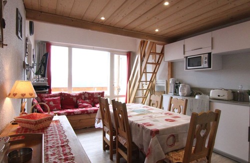 Eclose-Ouest Apartment | Cozy 3-Bedroom Apartment for 6 in Alpe d'Huez – Ski-in/Ski-out, Internet, Pet Friendly