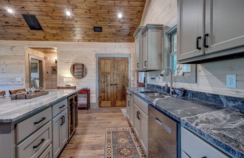 Clarkesville Cabin | Cozy, 3-bedroom cabin with Incredible Views. Central to Hiking and Lake Burton