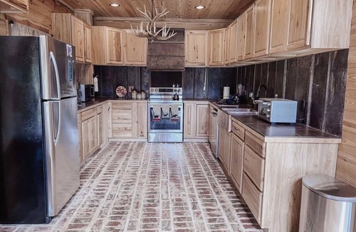 Covington Cabin | Cozy 3 Bedroom Cabin with Fireplace