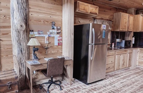 Covington Cabin | Cozy 3 Bedroom Cabin with Fireplace