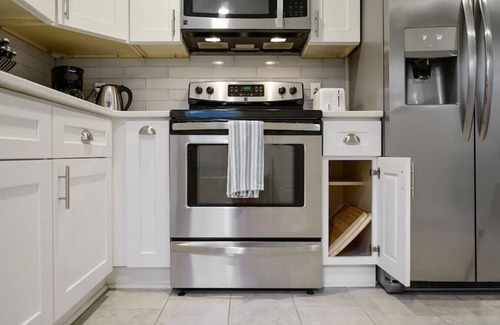 East Raleigh House | Cozy 3 Bedroom Cottage with Huge Fenced-In Yard