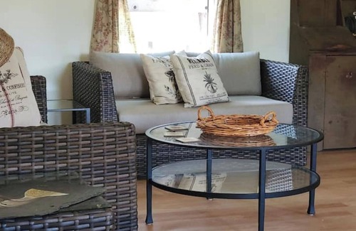 Corbin City Other | Cozy 3-bedroom farmhouse in welcoming Corbin City with WiFi, AC