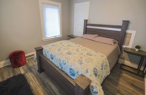 Niagara Falls Apartment | Cozy 3 bedroom Minutes From Falls & Casino on US side.