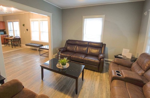 Niagara Falls Apartment | Cozy 3 bedroom Minutes From Falls & Casino on US side.