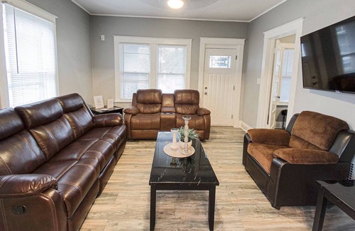 Niagara Falls Apartment | Cozy 3 bedroom Minutes From Falls & Casino on US side.