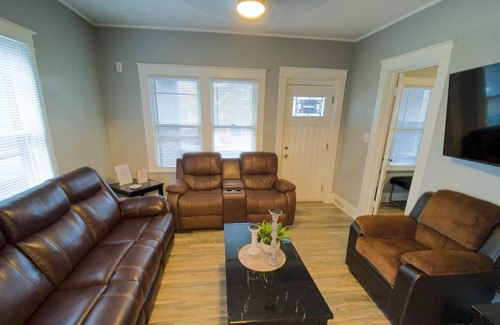 Niagara Falls Apartment | Cozy 3 bedroom Minutes From Falls & Casino on US side.