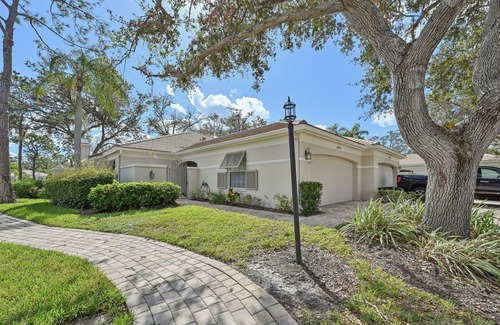 The Meadows Condo | Cozy 3 bedroom with pool access close to Sarasota beaches, shopping & dining.n