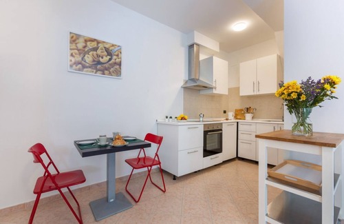 Saragozza-Porto House | Cozy 32 sqm studio apartment, able to comfortably accommodate 3 people, located on the ground floor of a building, with a step to access to it. The property enjoys a strategic location, a few steps from the Ospedale Maggiore and in a neighborhood full of