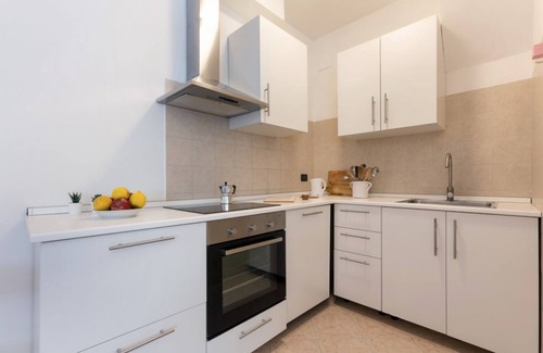Saragozza-Porto House | Cozy 32 sqm studio apartment, able to comfortably accommodate 3 people, located on the ground floor of a building, with a step to access to it. The property enjoys a strategic location, a few steps from the Ospedale Maggiore and in a neighborhood full of